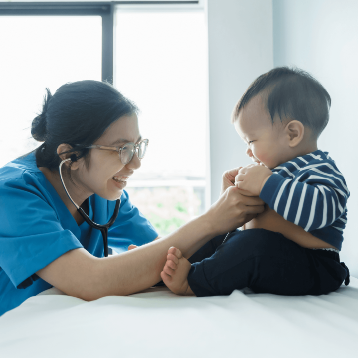 Infirmière à la maternité qui ausculte un bébé
