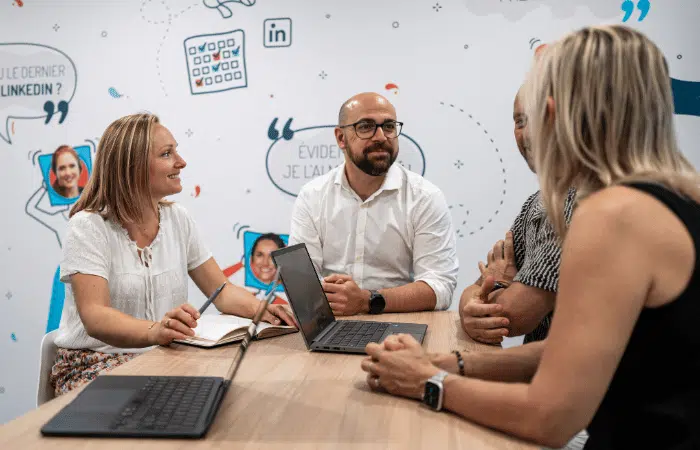 Groupe de professionnels travaillant ensemble dans un espace de bureaux moderne.
